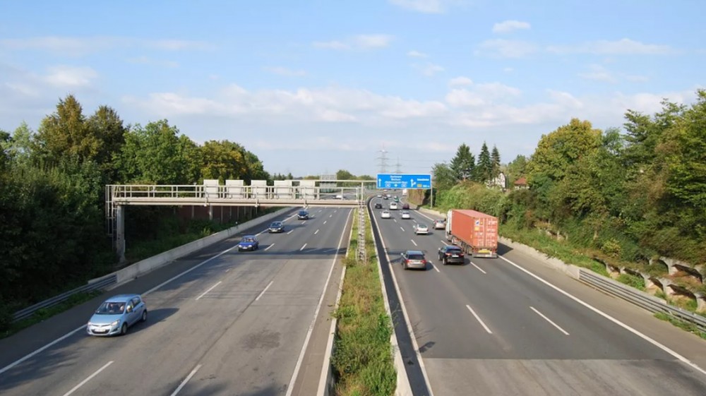 Doi români beți prinși în timp ce împingeau mașina pe o autostradă din Germania. Au rămas fără benzină